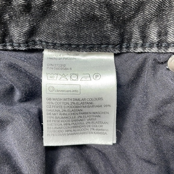 Sz8 H&M black distressed denim shorts in EUC - Picture 4 of 4